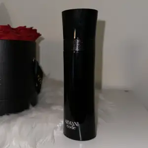 Säljer en elegant och stilren flaska av Armani Code Parfum 125ml. Flaskan är svart och har en modern design som passar perfekt på vilken hylla som helst.  Flaskan säljs inte längre vilket gör den unik, den är oanvänd och redo för ditt köp. 🥳