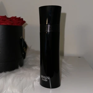 Armani Code  - Säljer en elegant och stilren flaska av Armani Code Parfum 125ml. Flaskan är svart och har en modern design som passar perfekt på vilken hylla som helst.  Flaskan säljs inte längre vilket gör den unik, den är oanvänd och redo för ditt köp. 🥳