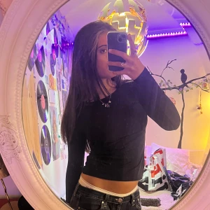 Svart långärmad topp från H&M - Skitsnygg svart långärmad tröja! Skriv för fler frågor!🩷Pris kan alltid diskuteras🥰