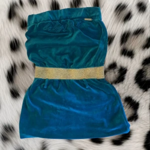 Baby phat klänning - Super vacker baby phat off shoulder klänning med guldigt band runt magen och baby phat loggan❤️passar till fäster men även vardagar💖