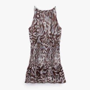 Zara klänning  - Säljer min klänning från zara då jag inte använder den längre och behlver mer plats i garderoben. Den är i bra skick! Pris kan diskuteras vid snabb affär😊💕 skriv för egna bilder 