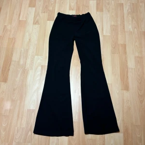 Byxor - Svarta vintage utsvängda byxor, perfekt skick. Midjan är 36,5 cm men har mycket stretch och kan gå upp till 42 cm, passar många! Innerbenslängden är 83 cm.