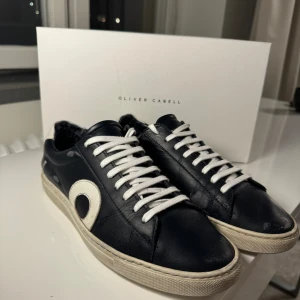 Oliver Cabell skor - Oliver Cabell skor, köpta ungefär för tre år sedan från deras hemsida. Box, kvitto och dustbag medföljer. Skulle säga att de passar 42. Skriv för minsta fundering så svarar jag så snabbt jag kan!🏖️
