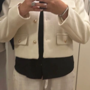 Snygg Zara jacka - Snygg jacka från zara som tyvärr inte kommer till användning längre 💕