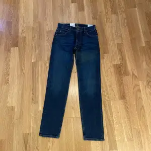 Ett helt nytt par jeans slim fit Märke: Lee Storlek: 28/32 Riktigt fräscha och aldrig använda, lappar finns kvar, ny pris 1099