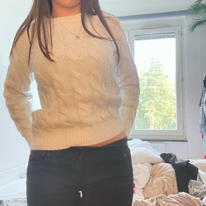 Tjocktröja - Vit stickad tröja som säljs pga att den inte kommer till andvändning