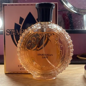 Parfym  - Spartanian lady parfym ifrån normal! Ni kan se hur mycket det är kvar. ( nästan full) luktar super gott! 100 ml 