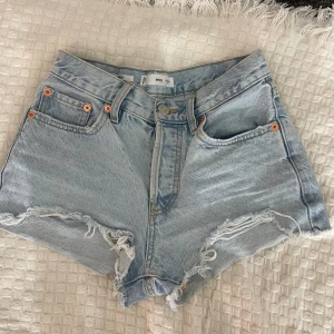 Ljusblåa jeanshorts - Ett par ljusblåa jeansshorts med slitningar💓