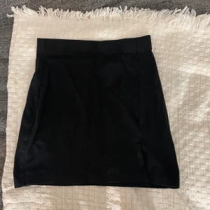 Svart minikjol med slit - Svart kort kjol med en slit