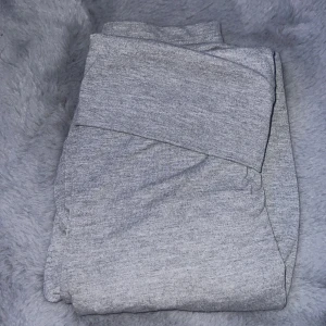 Yoga pants  - Säljer ett par yoga pants i storlek 146/152 från Gina Tricot, använda fåtal gånger, lite för korta på mig som är 163💕