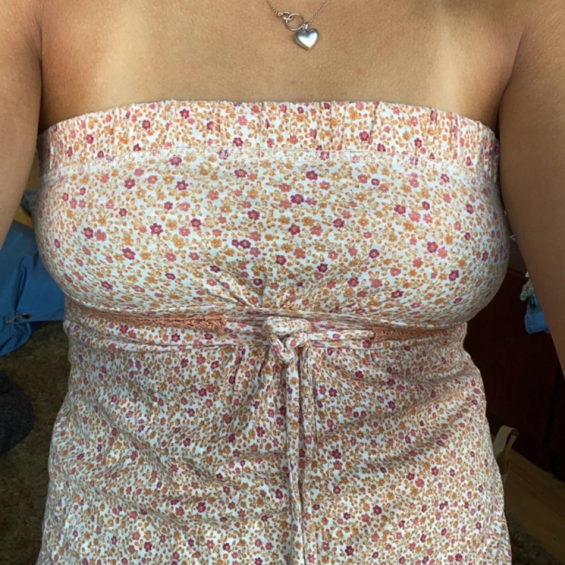 Blommig axelbandslös klänning från BSK