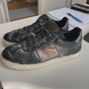 Valentino Sneakers  - Gråa valentino sneakers med ”hår”. Storlek 38. Två nitar saknas där bak, därav priset!
