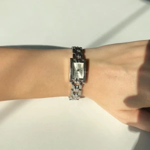 Armbandsklocka - Perfekt liten silver armbandsklocka / ur. Aldrig använd av mig då den är för stor. Köpt vintage. Behöver byta batteri. Längd: 18 cm 💖