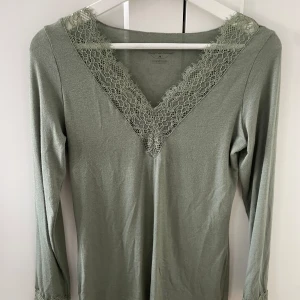 Intimissimi tröja - Säljer min superfina tröja ifrån intimissimi. (Det är samma tröja som på bild 2 fast tröjan jag säljer är i ljusgrön) Den är i storlek M men passar även en S. Den är använd 1 gång och har inga defekter, nypris 449 kronor. Skriv via frågor o annat💞