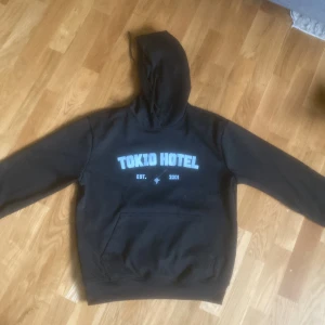 Tokio hotel hoodie - Tröjan är som ny och knappt använd. Storleken är M men jag har storlek SX/S i vanliga fall och den passar jätte bra. Den kommer inte till användning längre så jag säljer den💗💗