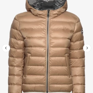 Beige colmar vinterjacka - Säljer nu min colmarjacka då jag ska köpa ny. Köpte för ett år sen här på Plick, den är i använt men bra skick. Samma som på bilden. Stl s/m. Nypris 5000