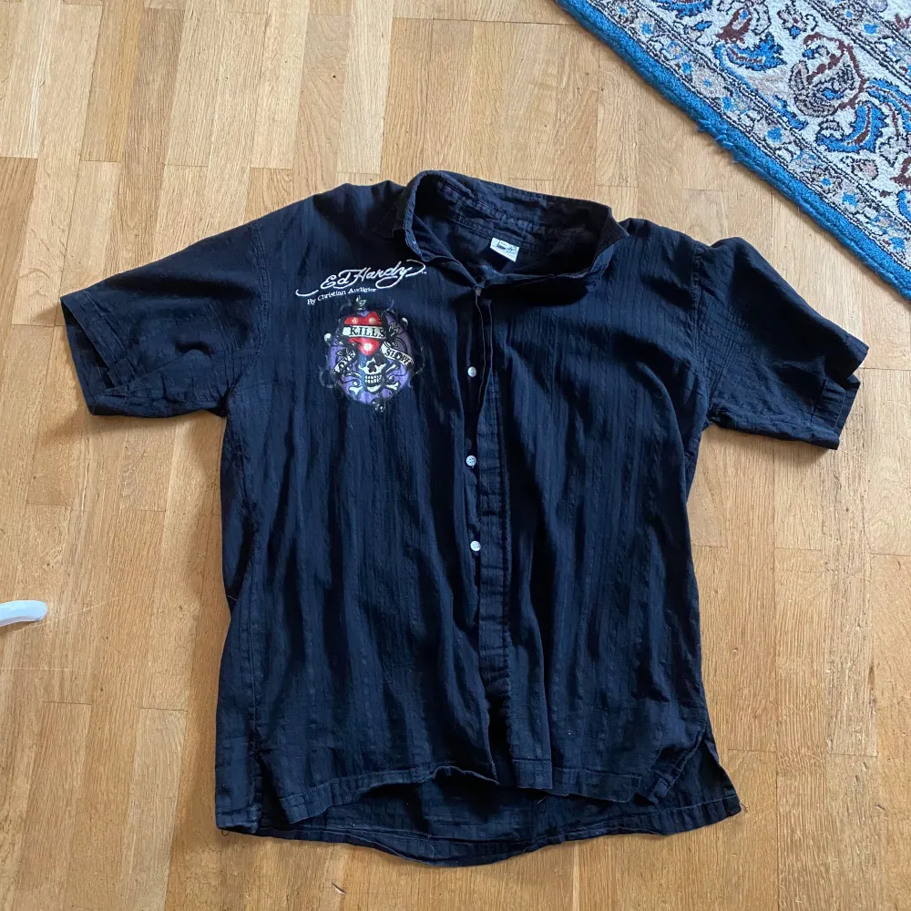 Ed hardy Skjorta i super bra skick! Står att den är xxl men den sitter som en M! Dm vid fler frågor. Skjortor.