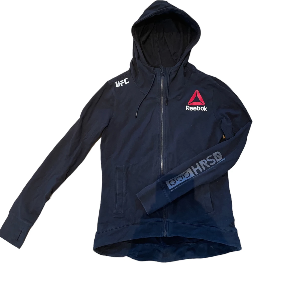 Svart huvtröja från Reebok med UFC-logga