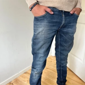 Nudie jeans - Rikigt snygga Nudie jeans med rikigt feta slitningar, finns inget täcken på användning asså rikigt fräsha. Tveka inte att höra av dig vid minsta fundering. Priset är inte hugget i sten.