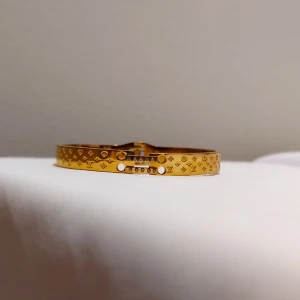 Lv armband - Säljer detta guldiga lv armband med små diamanter🫶🏼