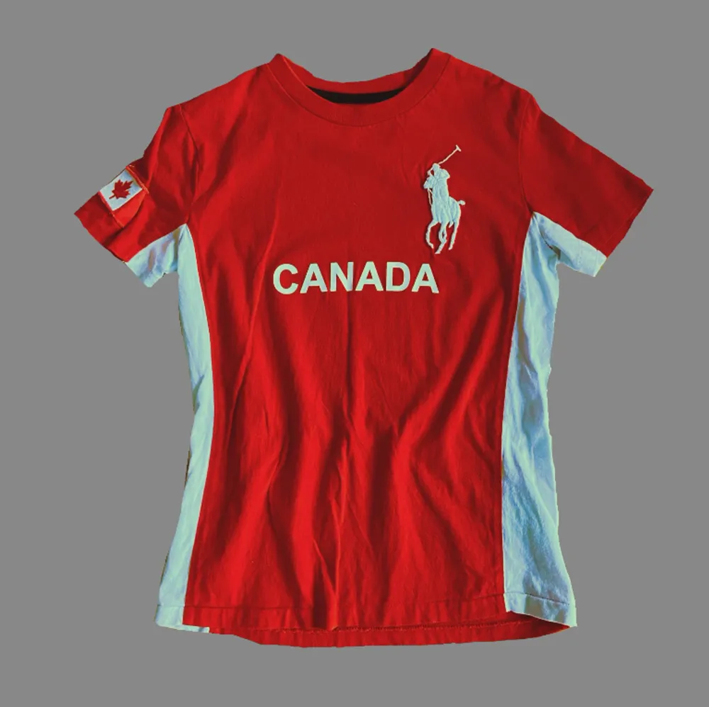 jättesnygg Kanada tröja med märket ralph Lauren🎀 passformen är baby tee 🎀. T-shirts.