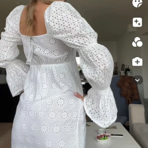 Studentklänning  - jättefin helt ny vit klänning perfekt till studenten! Endast testad passar 36/38! 400 kr 