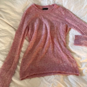 Tröja alpacka ull - Superfint skick från Stockholm LM🩷 Superskönt material som är halvt genomskinligt, superfin på. Färgen är en blandning mellan bild 1 & 2 skulle jag säga, ljusrosa men mer som bild 2! säljer då den inte är min stil, pris kan diskuteras! 