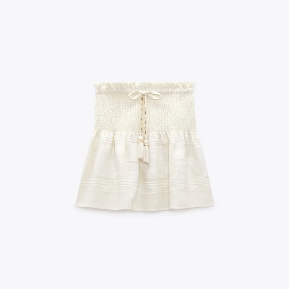 Säljer denna fina kjol ifrån Zara  Endast använd 1 gång och i mycket fint skick! 💖. Kjolar.