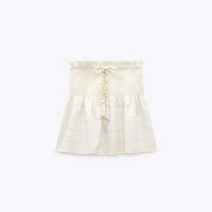 Säljer denna fina kjol ifrån Zara  Endast använd 1 gång och i mycket fint skick! 💖