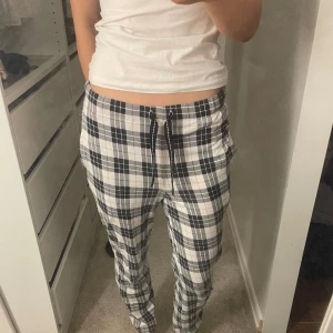 pyjamasbyxor kappahl - trendiga pyjamasbyxor från kappahl i ny skick som jag säljer pga för liten strl, jag är 1,67 och skulle säga att de passar dem som är runt 1,60💘 det är Man storlek i strl xs❣️