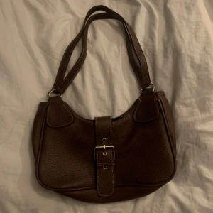 Handväska  - Så himla söt brun handväska med silvrigt spänne som inte kommer till användning längre