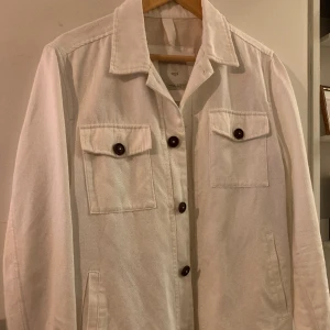 Overshirt Mango - Vit overshirt från Mango, sparsamt använd. Storlek Small. Har en väldigt liten svart fläck (se sista bilden) som knappt syns.