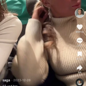 Turtleneck tröja i beige - En turtleneck tröja som endast är använd en gång. Säljer då den riktigt är min stil. Är väldigt lik den saga stq har. Strl xs men skulle passa en S också! Inga defekter och är som ny.