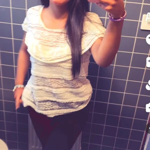 Tröja  - Fin tröja, genomskinlig lite volanger. 