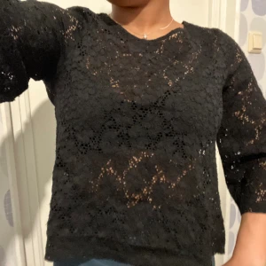 Svart trekvarts tröja  - Säljer denna tröja med ett blommigt mönster på då den inte kommer till användning. Pris kan diskuteras 💕