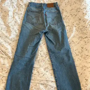 Ett par blåa jeans från Levis. Modell ribcage straight i storlek 24. Väldigt bra skick. 
