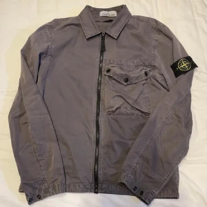 Stone island overshirt - Säljer nu min Stone island overshirt kom privat för fler bilder finns några små defekter som inte syns pris kan diskuteras vid snabb affär