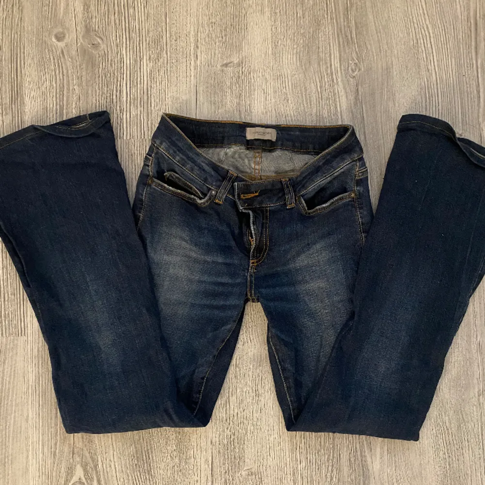 säljs pga för kort längd för mina ben (är 165). supersnygga stretchiga mörkblåa lowwaist jeans! köpta på sellpy men oanvända av mig🥰osäker på storlek då de är stretchiga i materialet.. Jeans & Byxor.