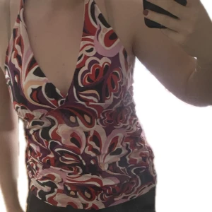 Halterneck topp - Fin mönstrad halterneck topp från H&M. Står inte storlek men skulle säga M/L