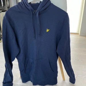 Lyle&Scott hoodie - Oanvänd mörkblå Lyle&Scott hoodie i storlek:M.