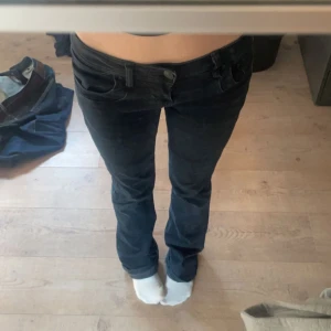 Svarta ltb jeans - Säljer dessa SKITSNYGGA ltb jeansen med absolut inga defeker och i nästan nytt skick!!💗 Köpta för 915kr och de är färgen nattblåa men ser nästan helt svarta ut!💗