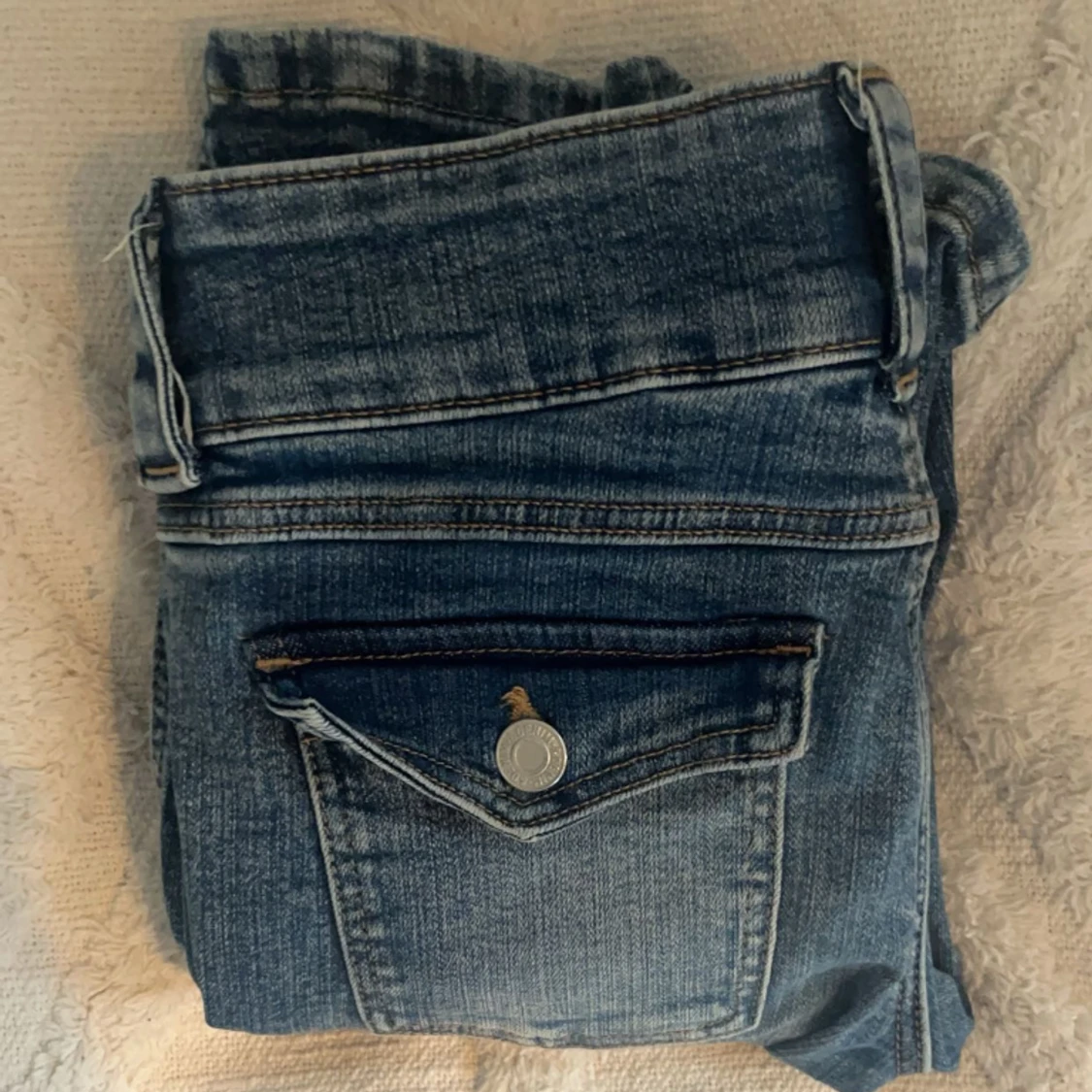 Lågmidjade bootcut jeans från H&M  - 90