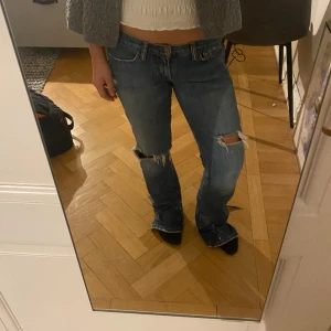 Snygga jeans - Supersnygga lågmidjade jeans. Kommer tyvär inte så mycket till min användning längre och något långa på mig. Skriv för fel bilder. Lite slitningar där bak men inget man tänker på❤️