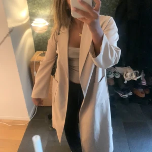 Lång kappa  - Super fin vårkappa från vila💕köpt för 500 säljs för 200❣️endast använd en gång
