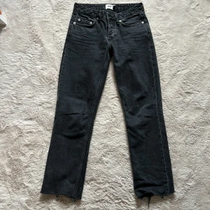 Svarta lågmidjade jeans - Säljer mina lager 157 byxor i xxs som jag inte tycker om längre och tar bara massa plats i min garderob. Det är varan skriva till mig om du vill ha fler bilder💗☺️