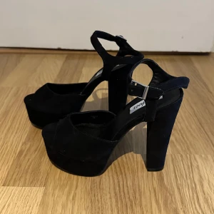 Svarta platåklackar - Svarta platåklackar från Nelly. Storlek 36, oanvända! 