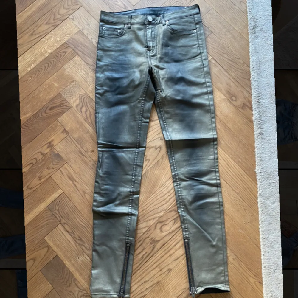 Grön/svarta vaxade byxor från BLK DNM. Sparsamt använda.   Nypris ca 2000kr . Jeans & Byxor.