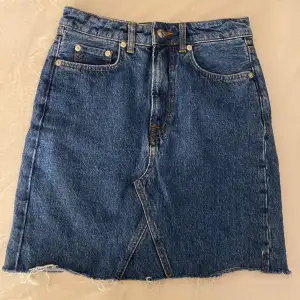 Superfin jeans kjol från NA-KD! Köparen står för frakten. För mer frågor kontakta mig🥰