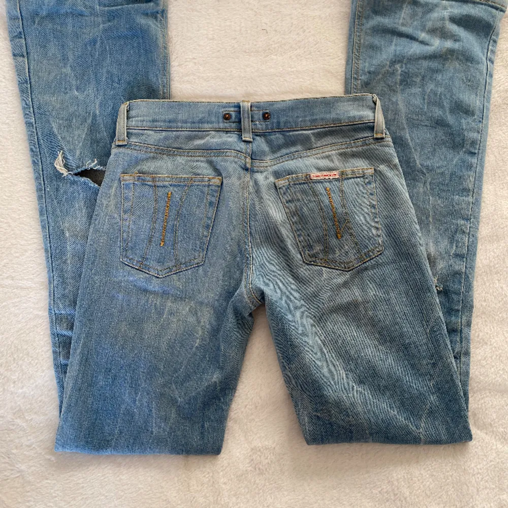 As snygga jeans med hål från fornarina . Jeans & Byxor.