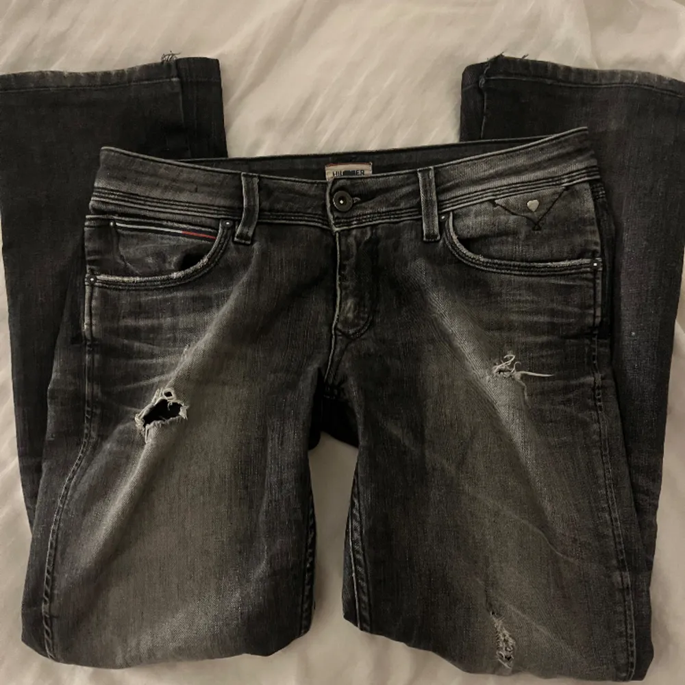Hej. Jag säljer mina jätte snygga lågmidjade jeans från tommy hilfiger, eftersom de inte kommer till andvändnig längre.Skriv om mått och intresse💕💕. Jeans & Byxor.